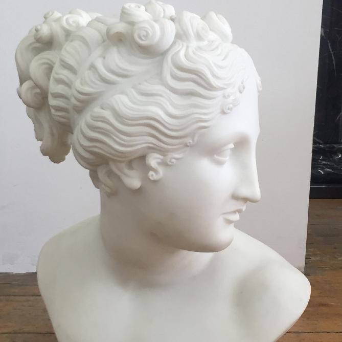 Moderne und klassische Skulpturen, Kunstwerke und Büsten aus Marmor und